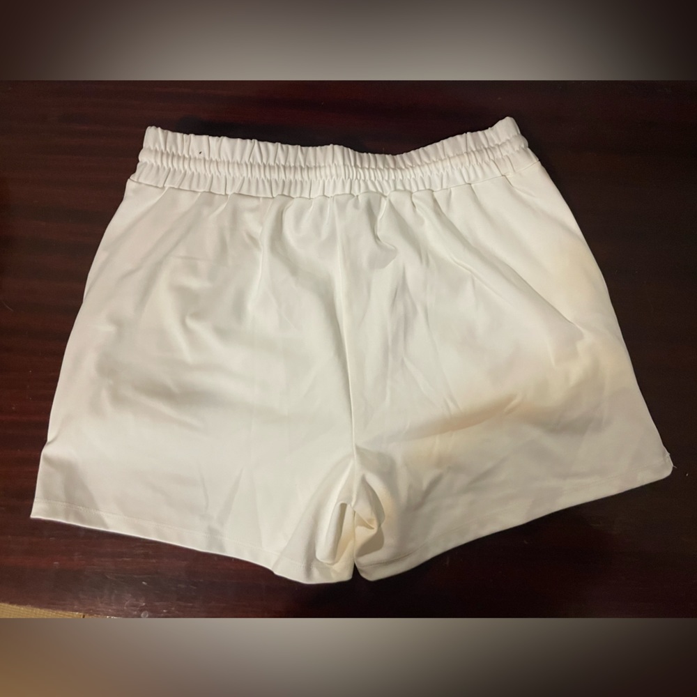 Cute white shorts with drawstring and pockets